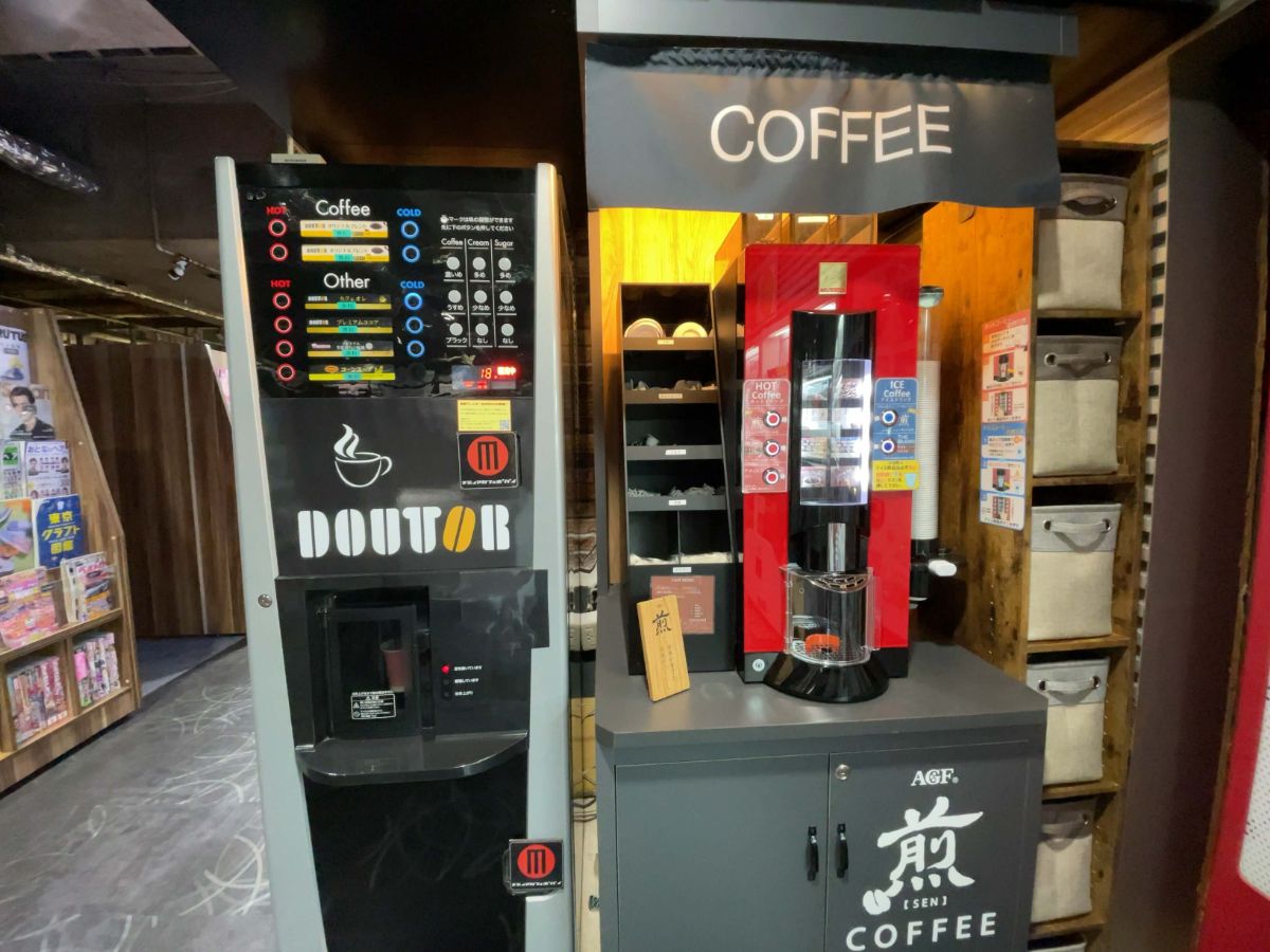 メディアカフェポパイDDハウス店のフリーコーヒーマシン（左：ドトールコーヒー　右：AGF）